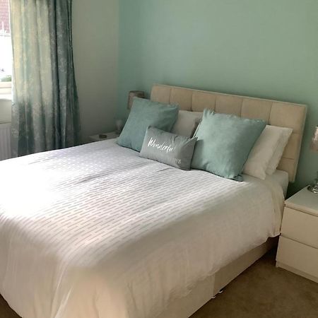 Private Room, Shared Bathroom With One Other, Tea And Coffee Making Facilities, Mini Fridge And Hairdryer, King Sized Bed With Help Yourself Continental Breakfast In Secluded Modern Property With Parking Bournemouth Zewnętrze zdjęcie