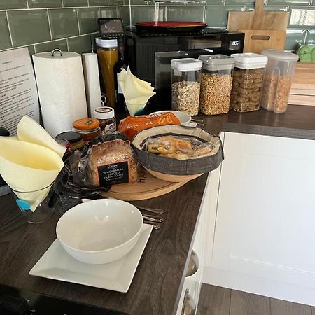 Private Room, Shared Bathroom With One Other, Tea And Coffee Making Facilities, Mini Fridge And Hairdryer, King Sized Bed With Help Yourself Continental Breakfast In Secluded Modern Property With Parking Bournemouth Zewnętrze zdjęcie