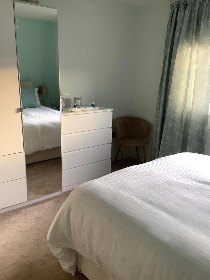 Private Room, Shared Bathroom With One Other, Tea And Coffee Making Facilities, Mini Fridge And Hairdryer, King Sized Bed With Help Yourself Continental Breakfast In Secluded Modern Property With Parking Bournemouth Zewnętrze zdjęcie