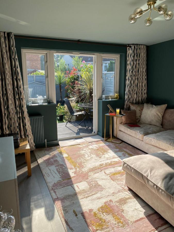 Private Room, Shared Bathroom With One Other, Tea And Coffee Making Facilities, Mini Fridge And Hairdryer, King Sized Bed With Help Yourself Continental Breakfast In Secluded Modern Property With Parking Bournemouth Zewnętrze zdjęcie