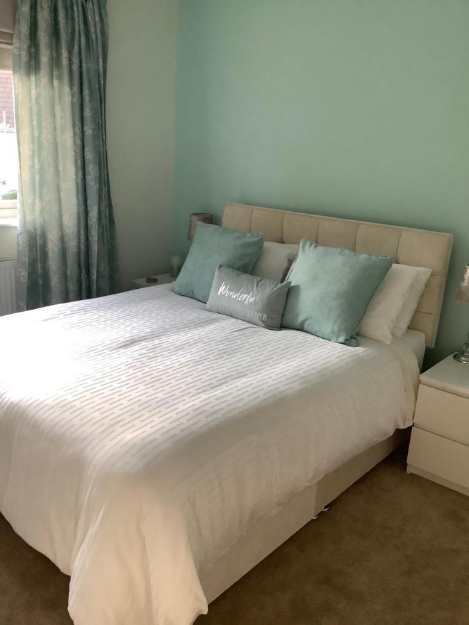 Private Room, Shared Bathroom With One Other, Tea And Coffee Making Facilities, Mini Fridge And Hairdryer, King Sized Bed With Help Yourself Continental Breakfast In Secluded Modern Property With Parking Bournemouth Zewnętrze zdjęcie