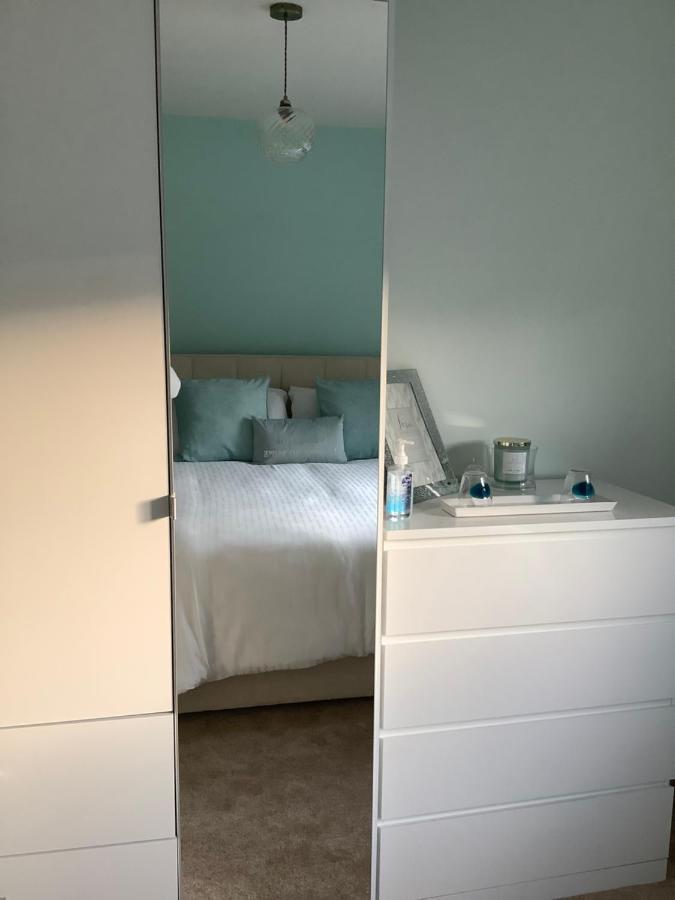 Private Room, Shared Bathroom With One Other, Tea And Coffee Making Facilities, Mini Fridge And Hairdryer, King Sized Bed With Help Yourself Continental Breakfast In Secluded Modern Property With Parking Bournemouth Zewnętrze zdjęcie