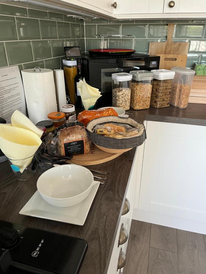 Private Room, Shared Bathroom With One Other, Tea And Coffee Making Facilities, Mini Fridge And Hairdryer, King Sized Bed With Help Yourself Continental Breakfast In Secluded Modern Property With Parking Bournemouth Zewnętrze zdjęcie