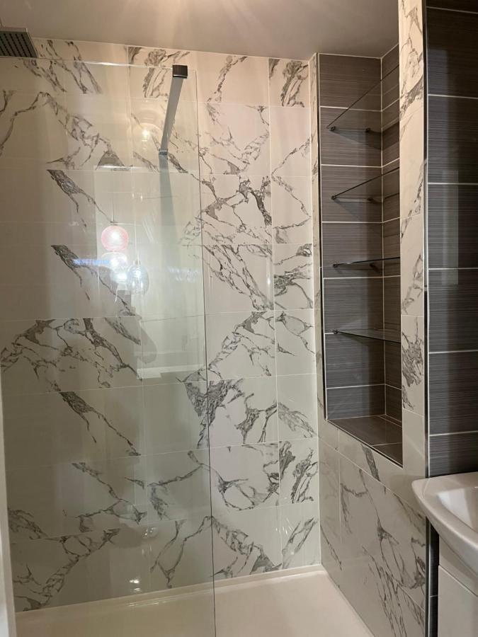 Private Room, Shared Bathroom With One Other, Tea And Coffee Making Facilities, Mini Fridge And Hairdryer, King Sized Bed With Help Yourself Continental Breakfast In Secluded Modern Property With Parking Bournemouth Zewnętrze zdjęcie