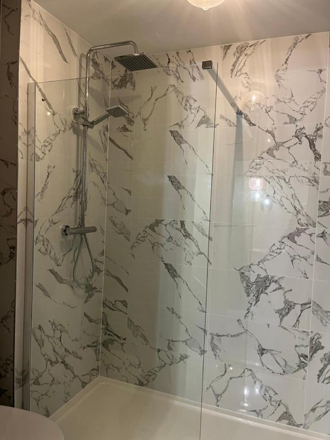 Private Room, Shared Bathroom With One Other, Tea And Coffee Making Facilities, Mini Fridge And Hairdryer, King Sized Bed With Help Yourself Continental Breakfast In Secluded Modern Property With Parking Bournemouth Zewnętrze zdjęcie